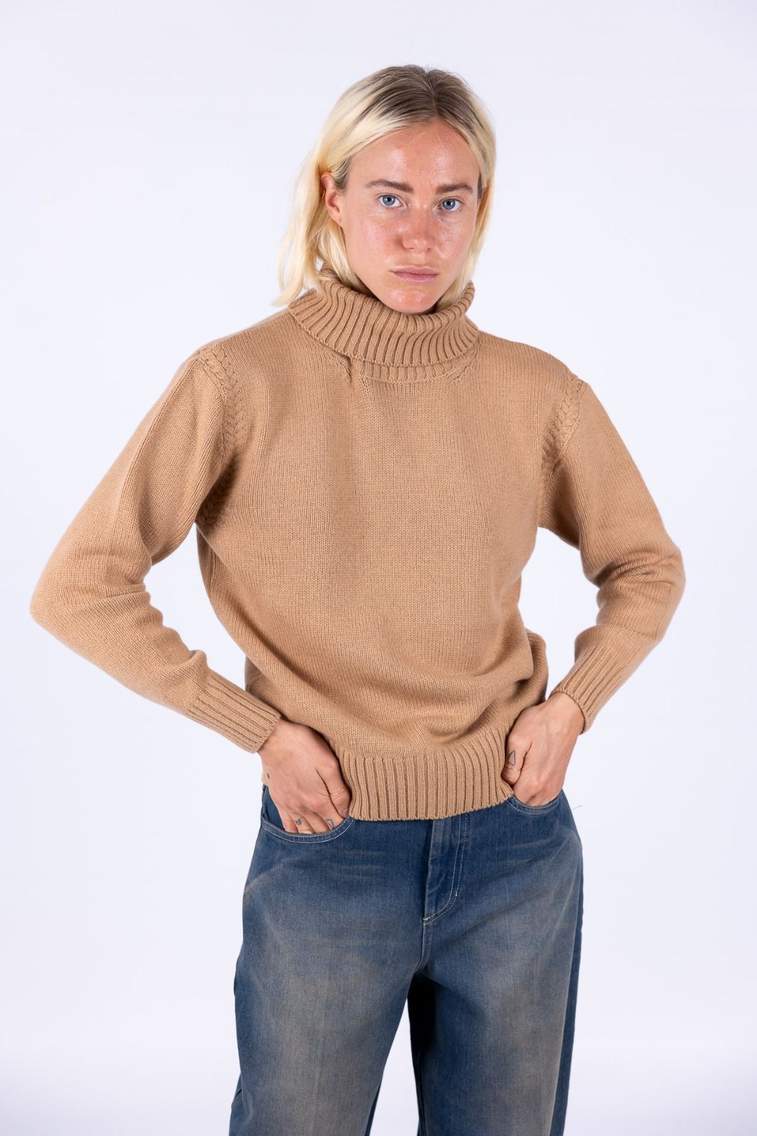 Bottega Artigiana - Maglia collo alto treccina sulla spalla