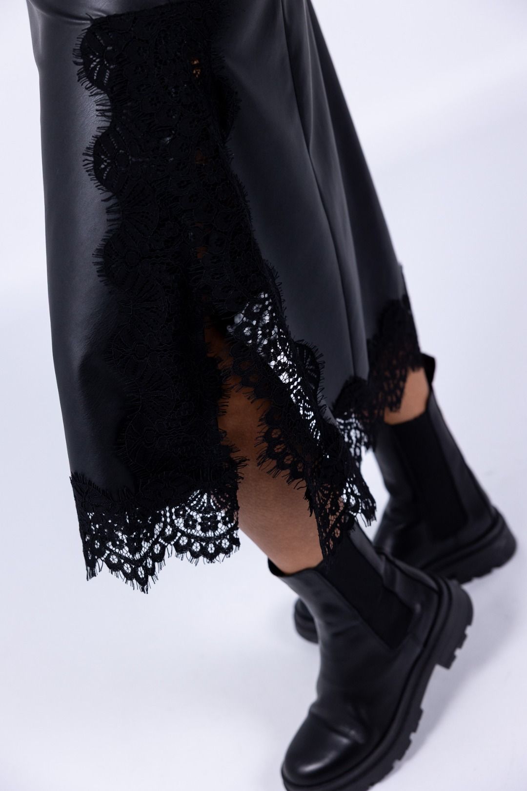 Tensione in - Gonna Midi in pelle con pizzo
