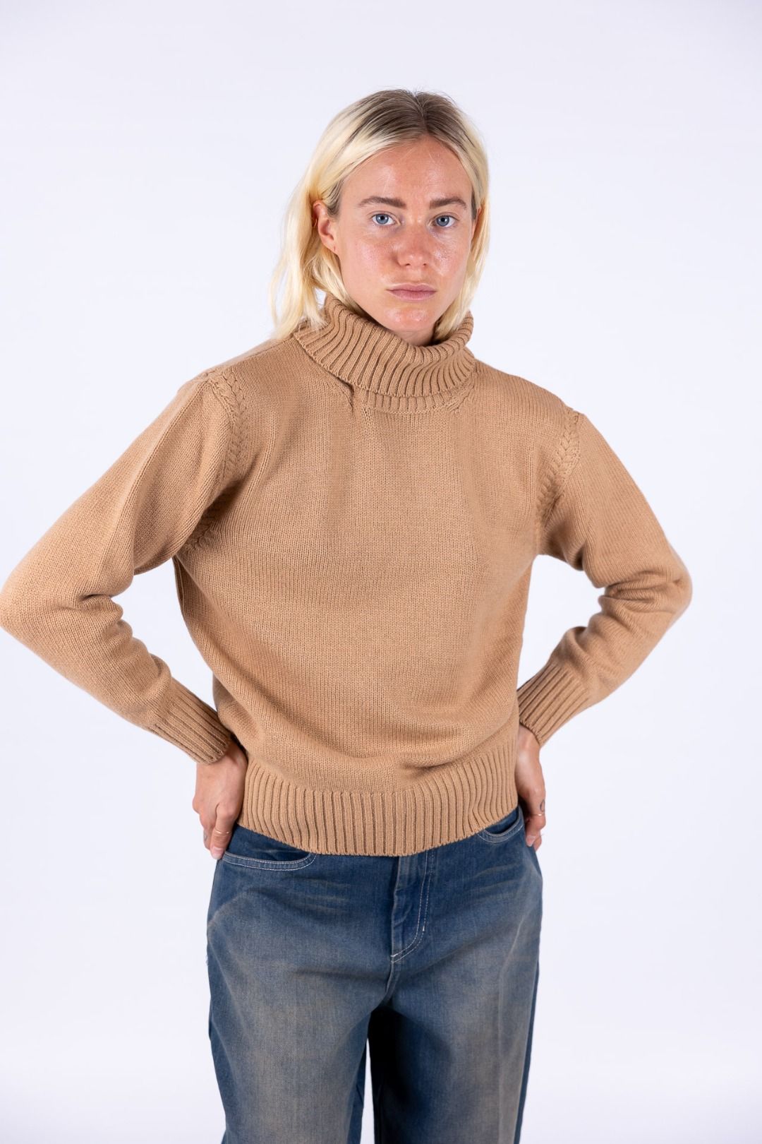 Bottega Artigiana - Maglia collo alto treccina sulla spalla