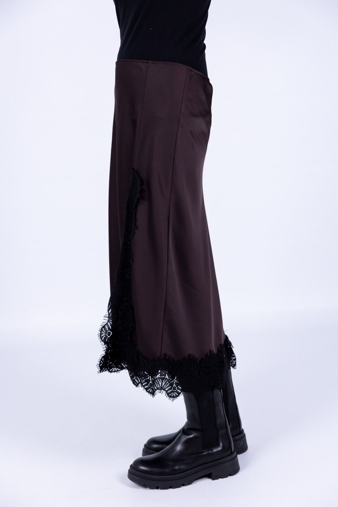 Tensione in - Gonna satin sbieco con pizzo