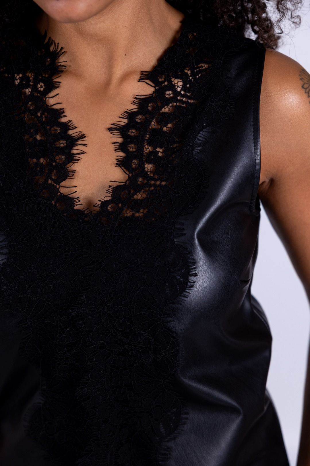 Tensione in - Top in pizzo