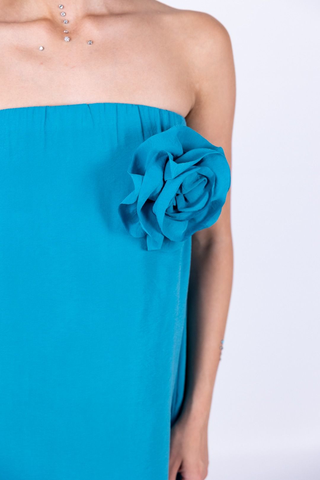 Tensione in - Abito con fiore