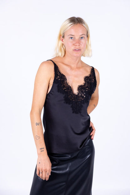 Tensione in - Top pizzo con spallino
