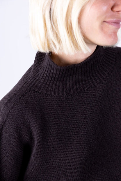 Nhoi Lab - Maglia ovetto con  collo cratere