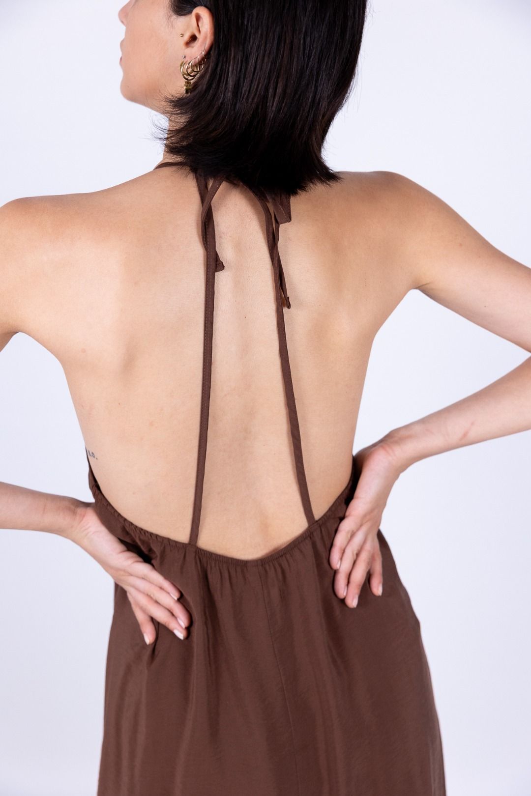 Tensione in - Abito con spalline e fiore