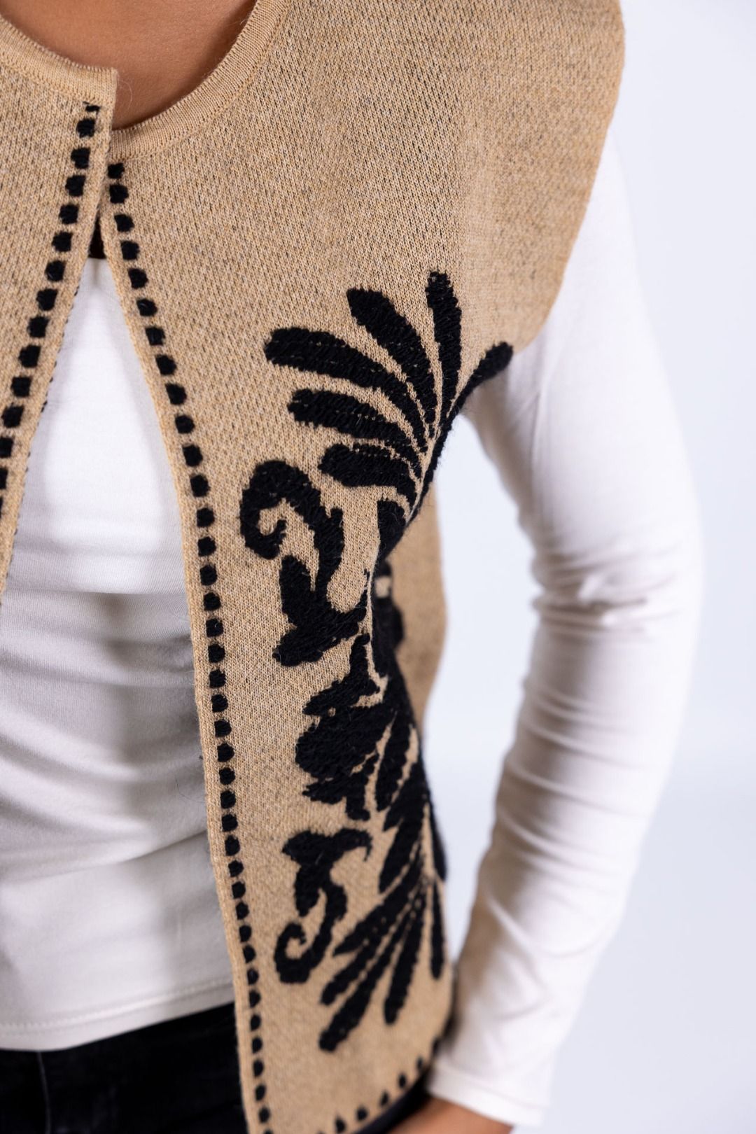 Tensione in - Gilet ricamo