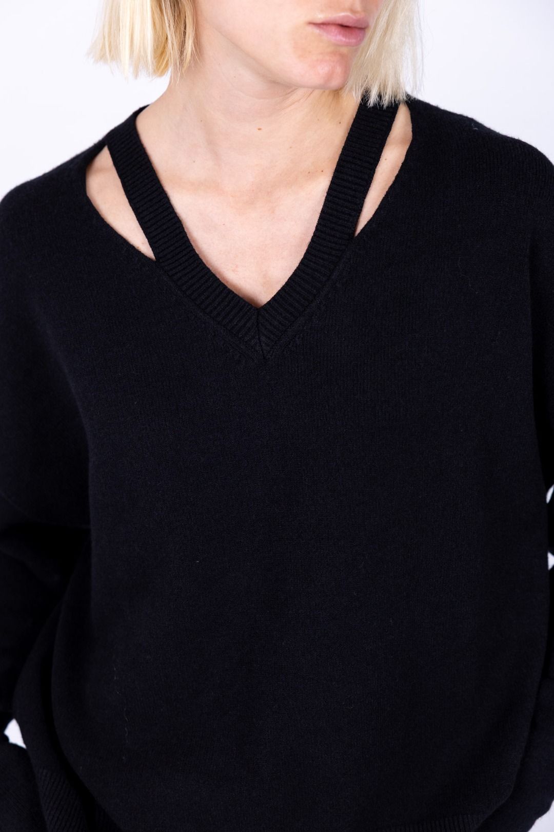 Tensione In - Maglia con buchi sulla spalla