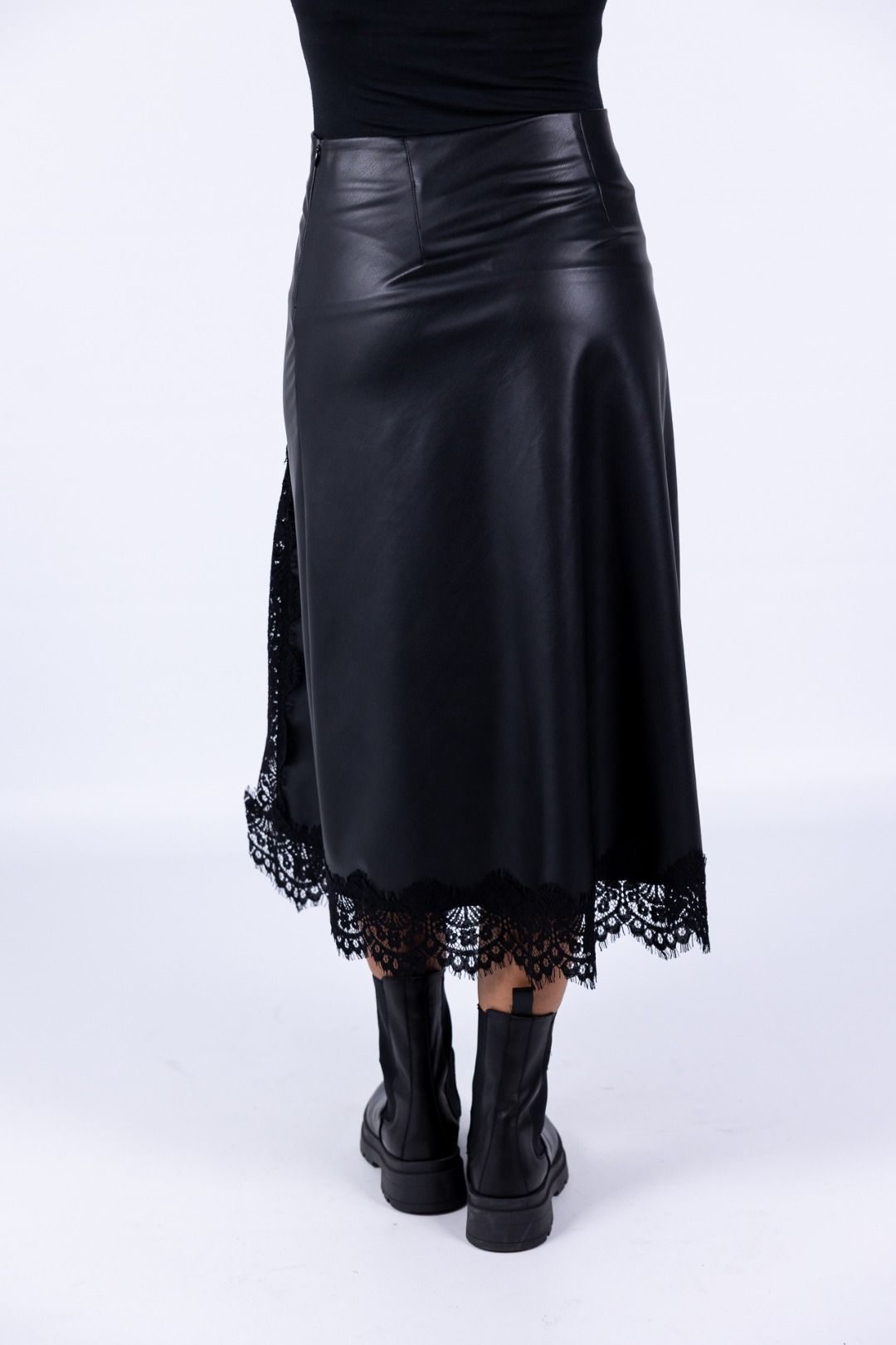 Tensione in - Gonna Midi in pelle con pizzo