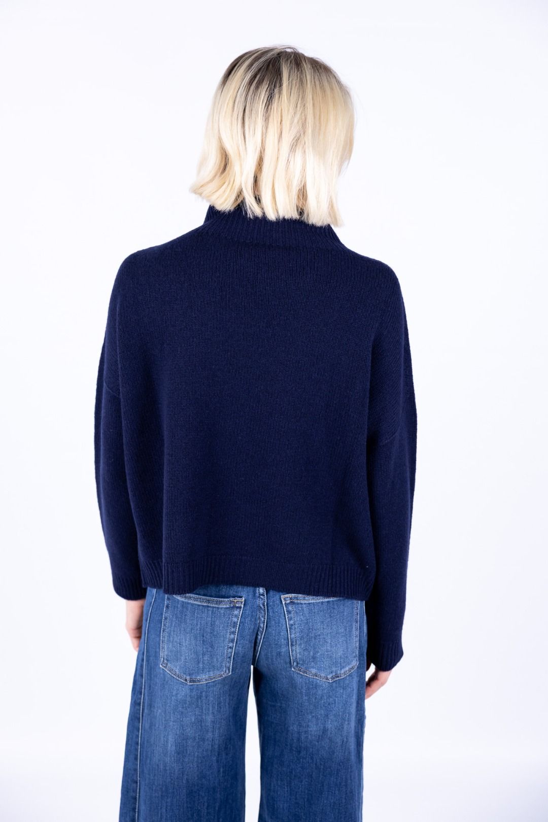 Nhoi Lab - Maglia ovetto con  collo cratere