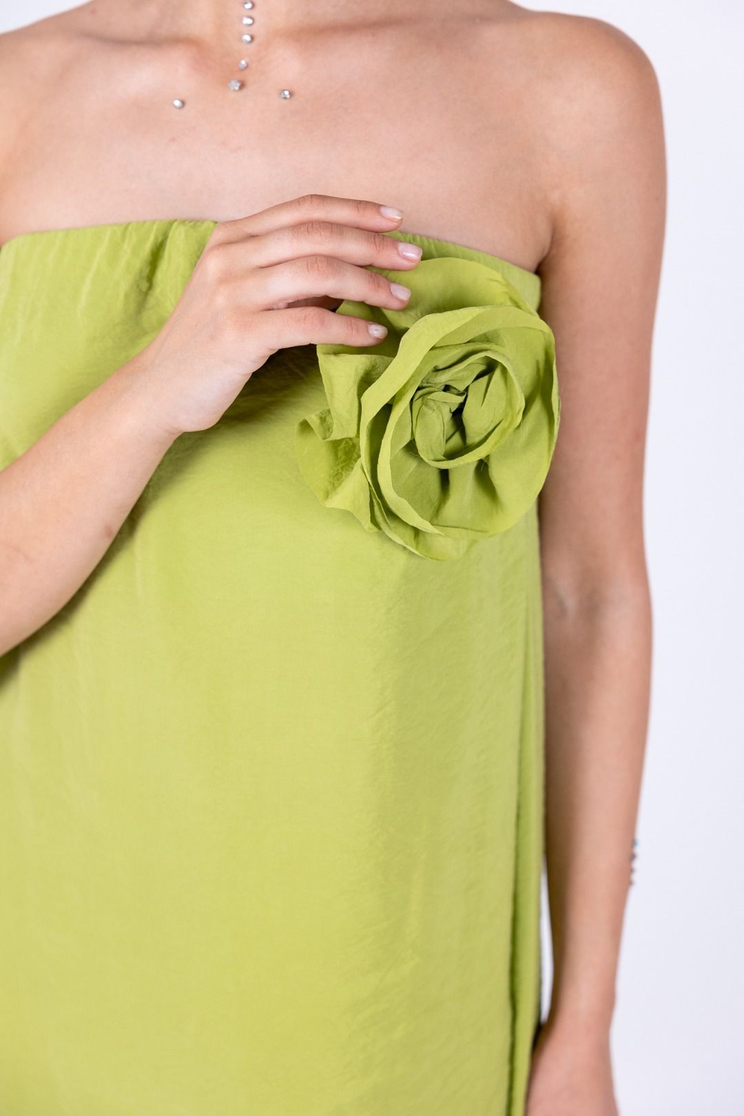 Tensione in - Abito con fiore