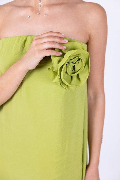 Tensione in - Abito con fiore
