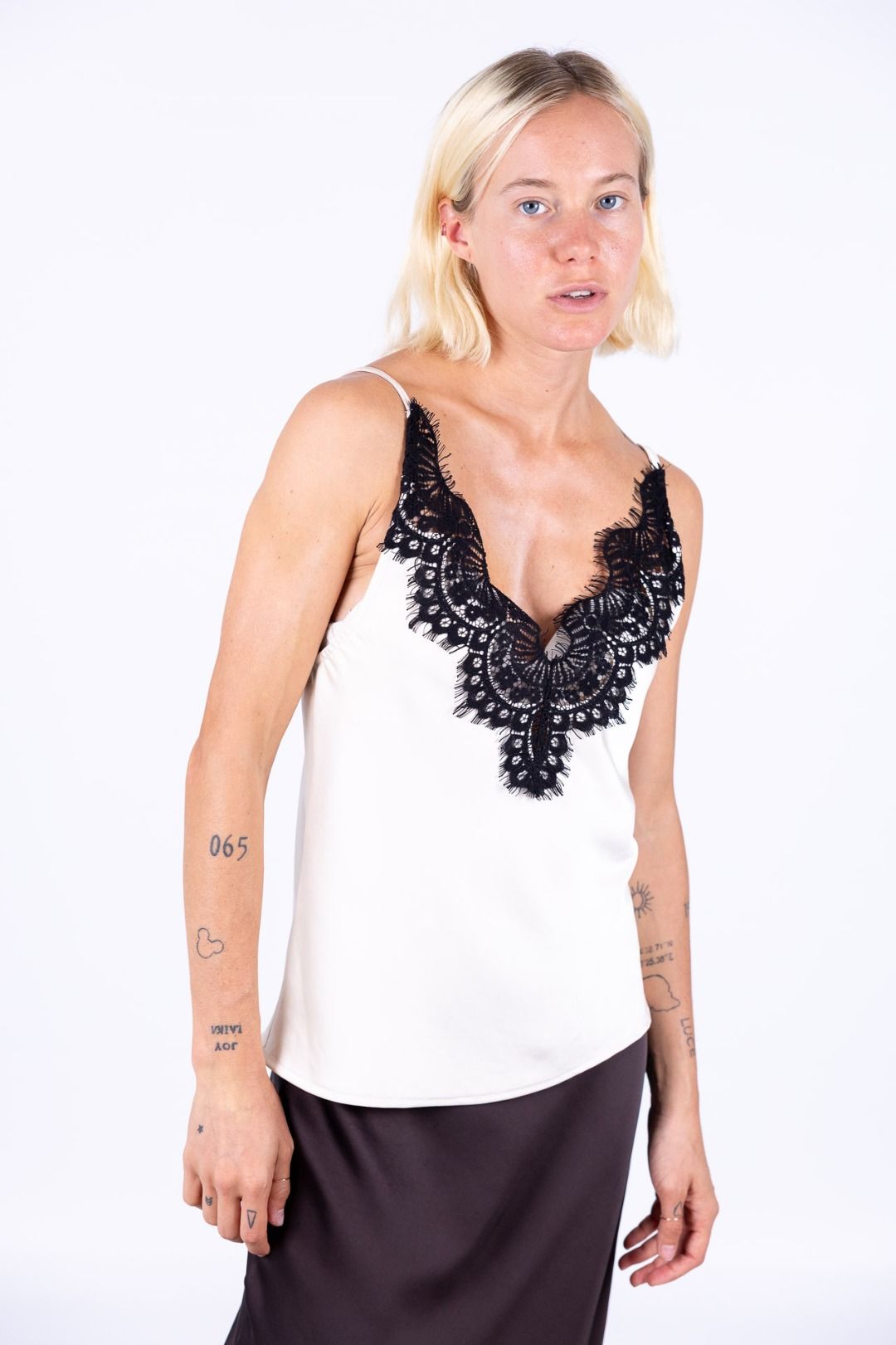Tensione in - Top pizzo con spallino