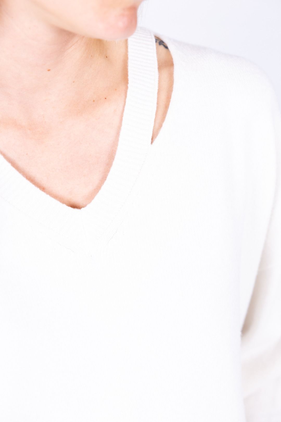 Tensione In - Maglia con buchi sulla spalla