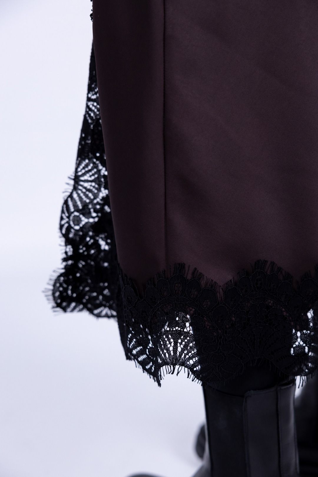 Tensione in - Gonna satin sbieco con pizzo