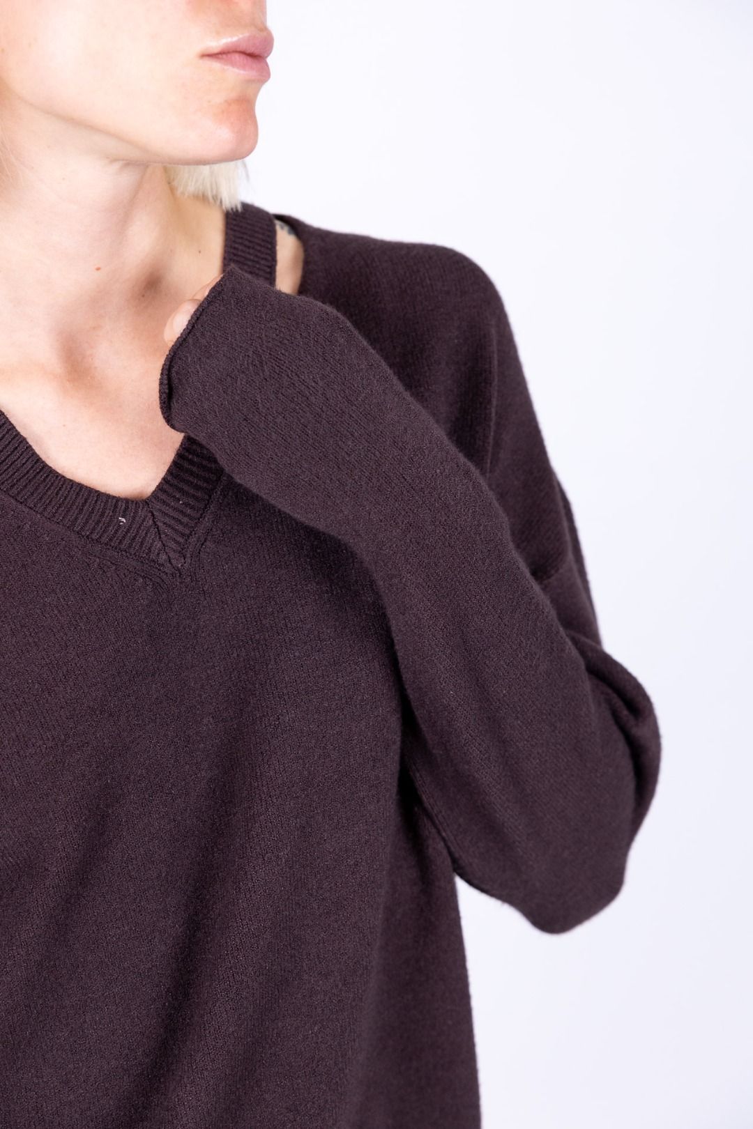 Tensione In - Maglia con buchi sulla spalla