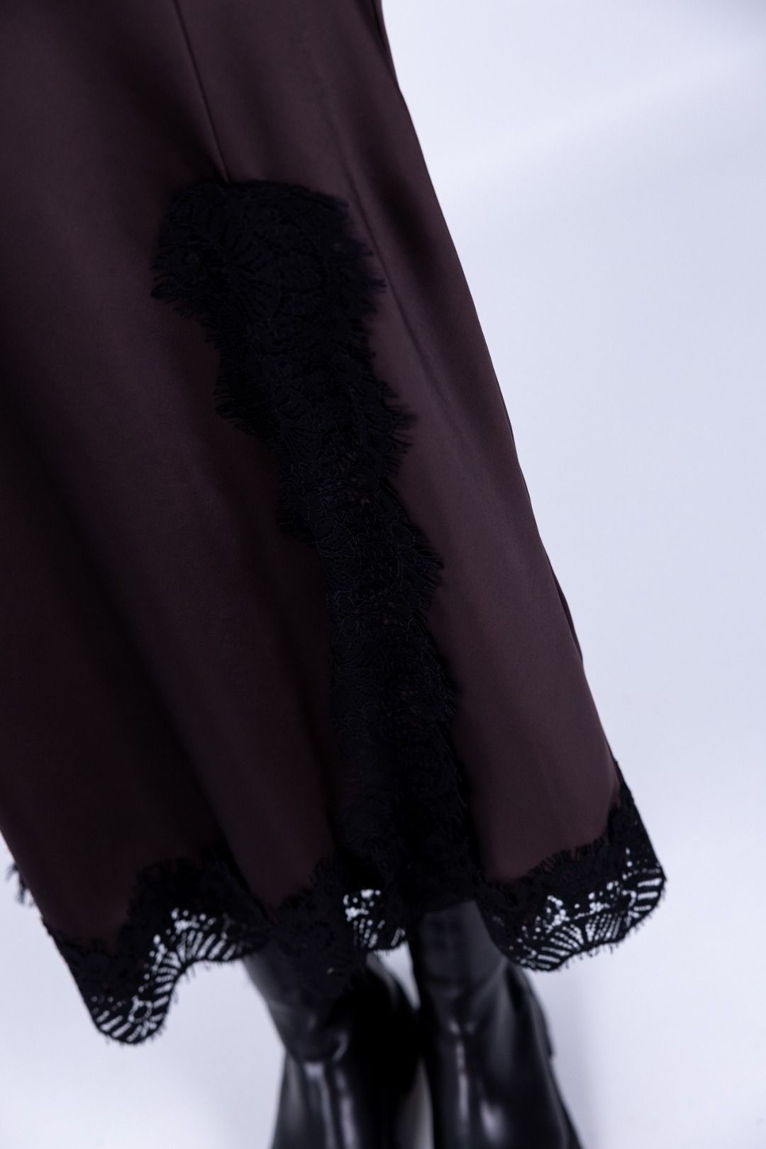 Tensione in - Gonna satin sbieco con pizzo