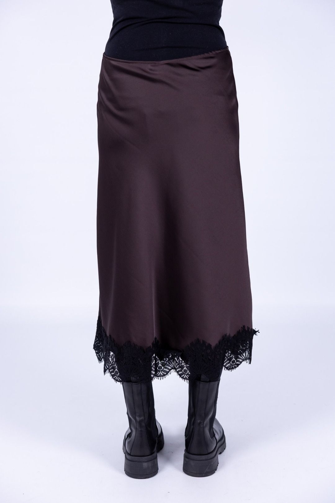 Tensione in - Gonna satin sbieco con pizzo