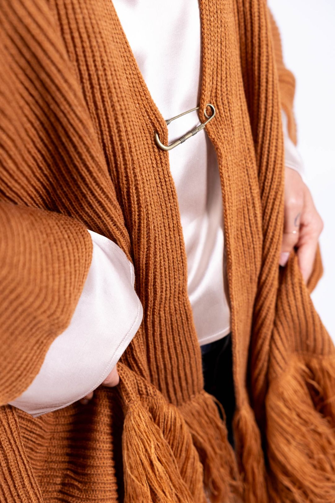 Surkana - Poncho con spilla e frange