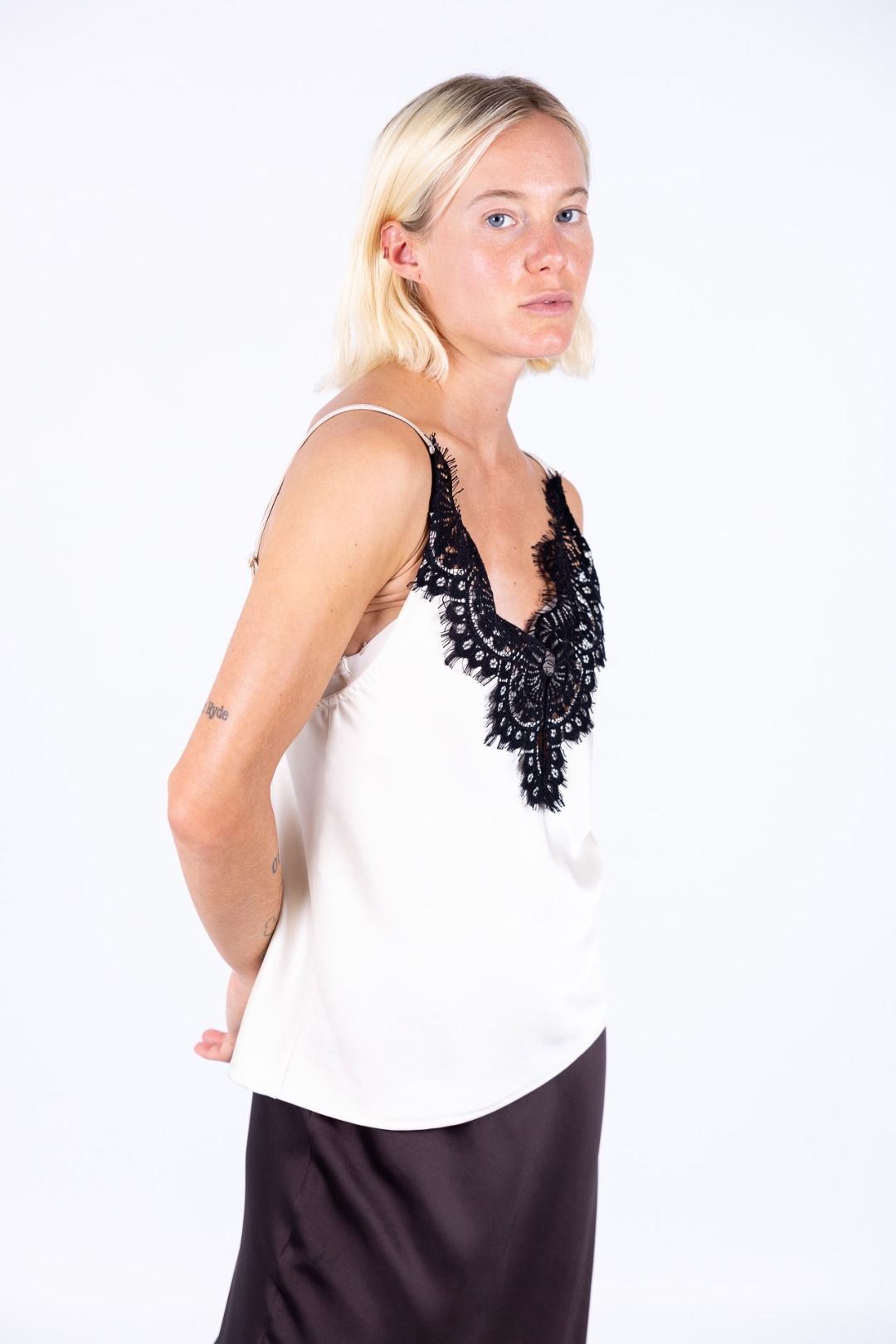 Tensione in - Top pizzo con spallino