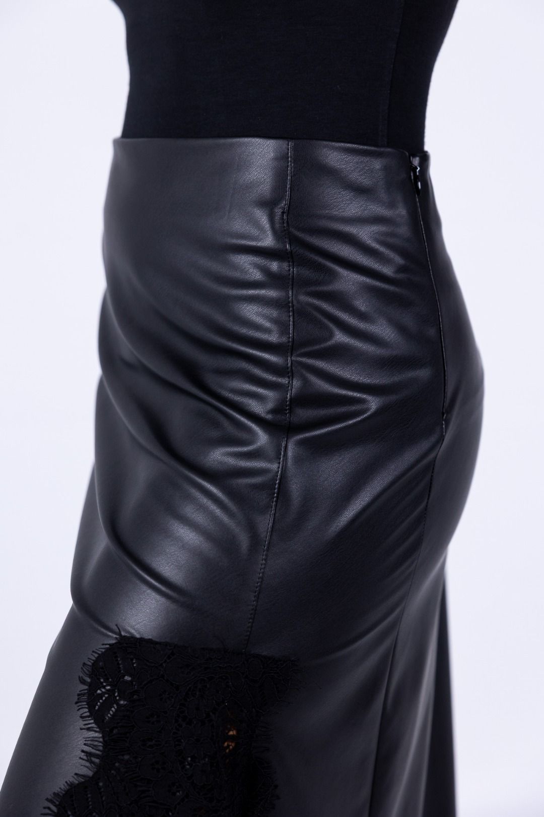 Tensione in - Gonna Midi in pelle con pizzo