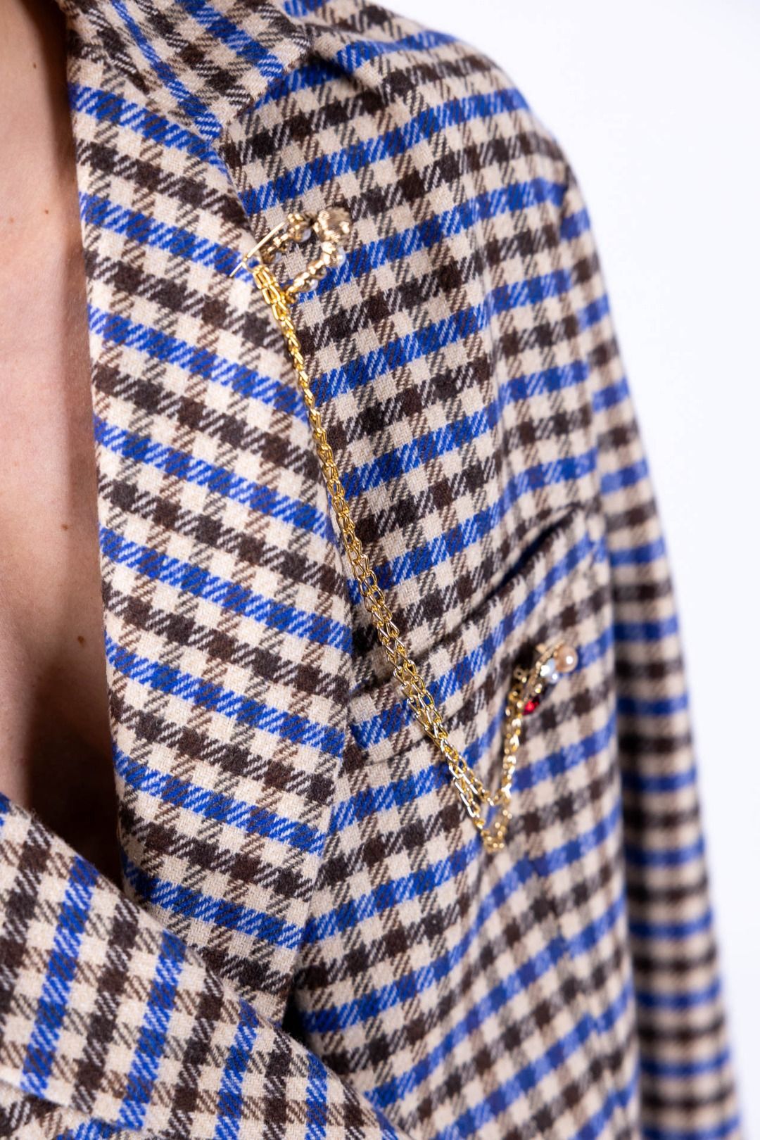 Tensione In - Giacca quadro con spilla