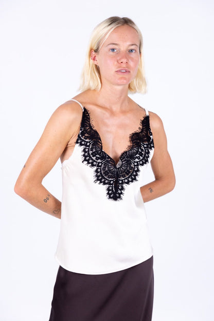 Tensione in - Top pizzo con spallino