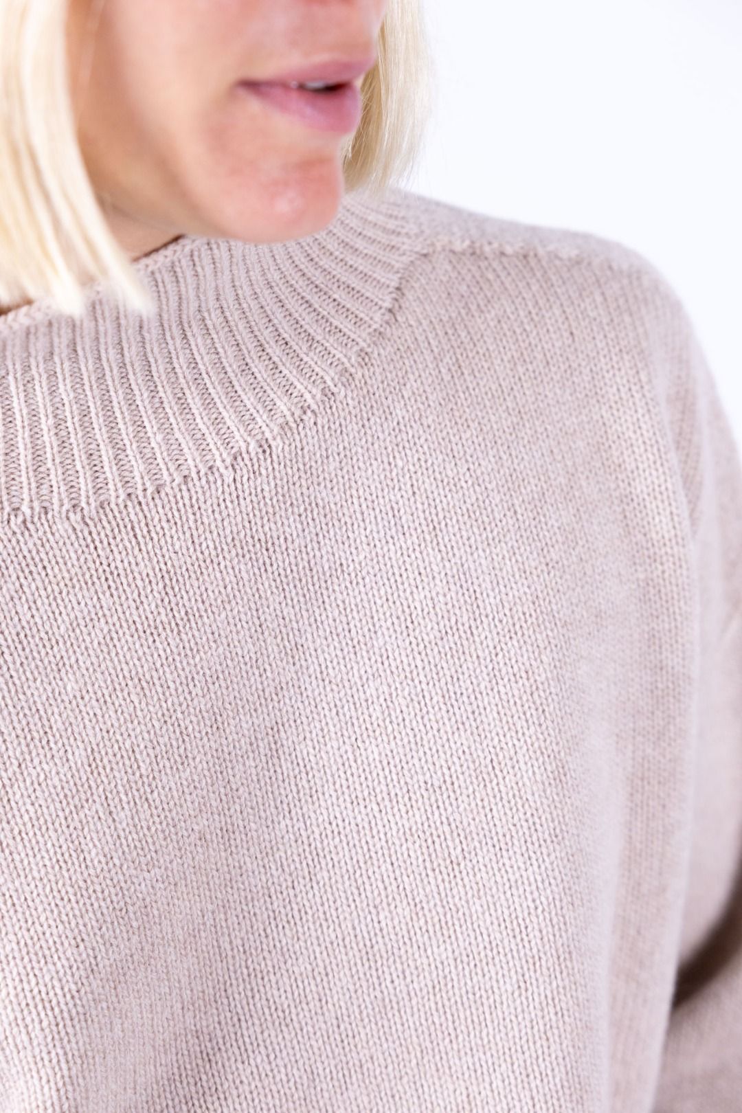 Nhoi Lab - Maglia ovetto con  collo cratere