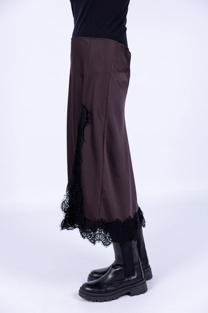 Tensione in - Gonna satin sbieco con pizzo