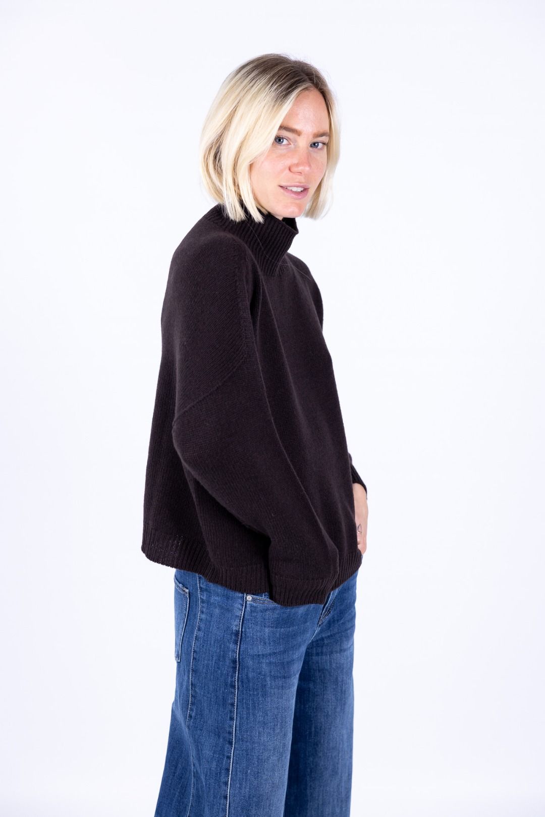 Nhoi Lab - Maglia ovetto con  collo cratere